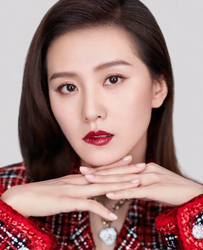 有种“变脸”叫刘诗诗化浓妆,红唇配烟熏妆五官真是绝美