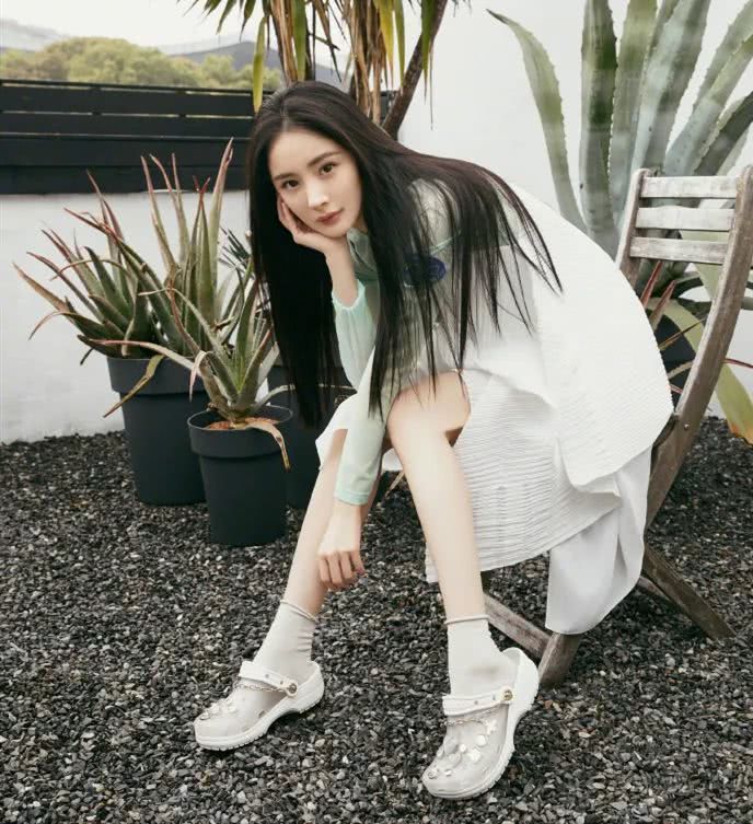 袜子搭配凉鞋太土？来看看杨幂、张子枫的正确搭法。爱了爱了