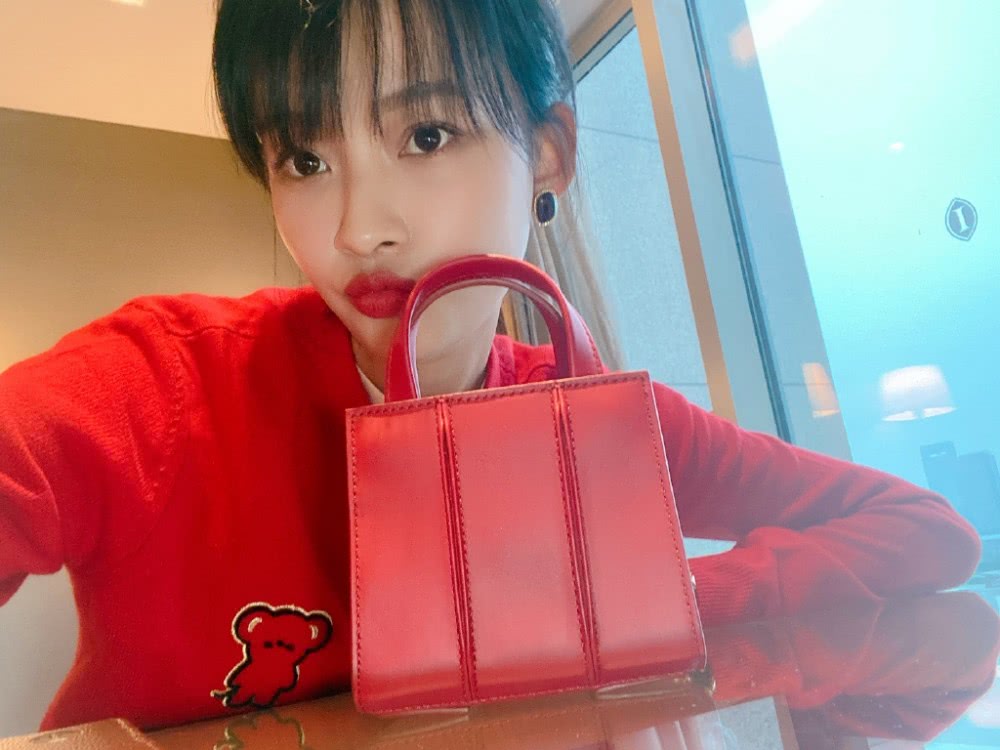 孙怡穿长裙甜似学生妹,丝毫看不出已结婚生子