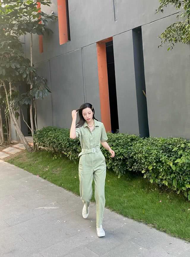 周雨彤穿抹胸上衣配高腰皮裤亮相,凸显好身材。