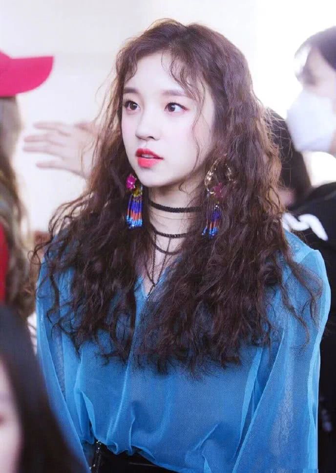 发量不够多的女人盯准这3款“小卷”就够了,披肩绑马尾都好看