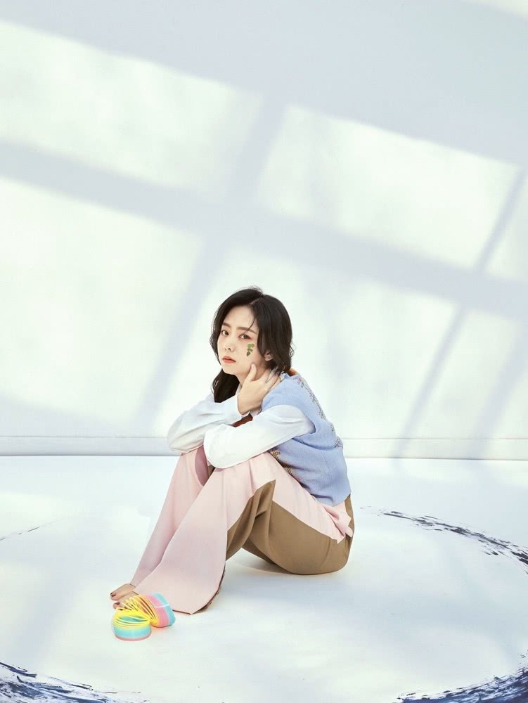 谭松韵最新照片造型甜美清新少女感十足，说18岁也会信