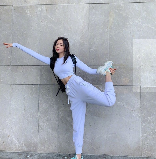 张天爱秀腹肌！马甲线堪比袁姗姗，这身材我酸了