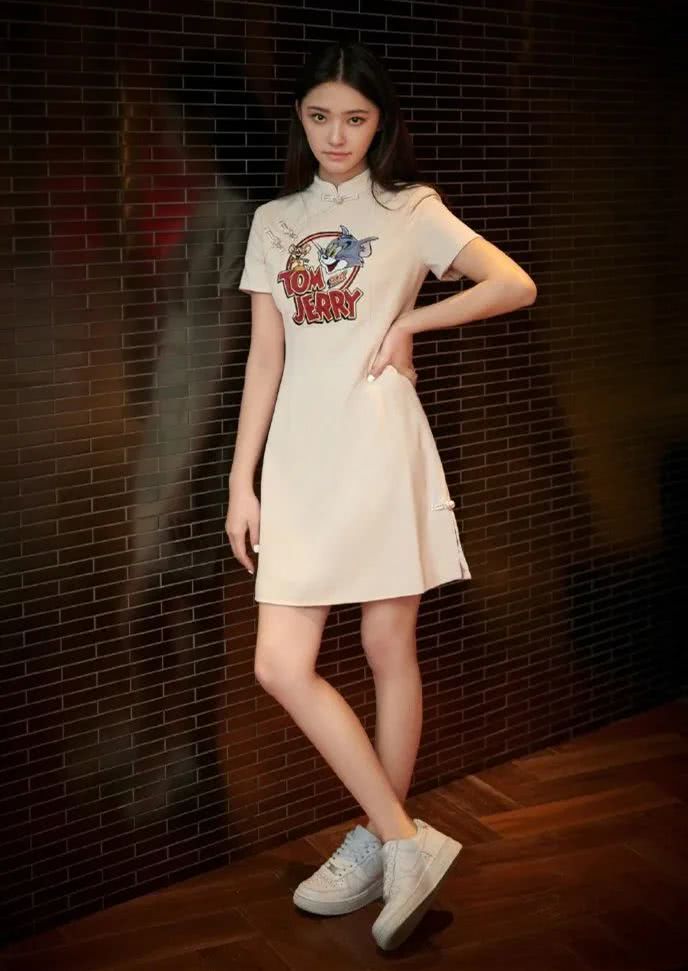 20岁女孩穿衣服多穿这种“动漫衣”，超减龄