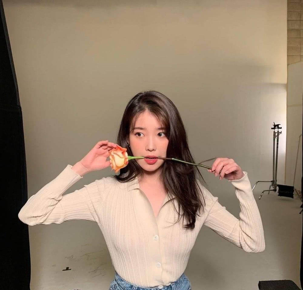 IU李知恩舞台SOLO，一身浅色穿搭气质甜美动人