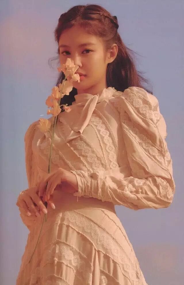 JENNIE疯狂营业更新多套穿搭,从甜美风到摇滚风,不愧是百变女孩