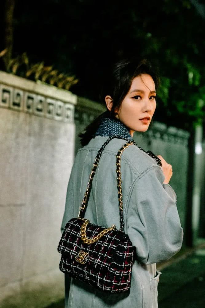 有种“变脸”叫刘诗诗化浓妆,红唇配烟熏妆五官真是绝美