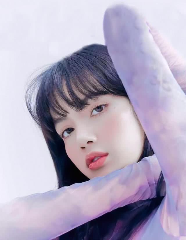 穿搭走性感路线的LISA，真的是“腰精”本人！