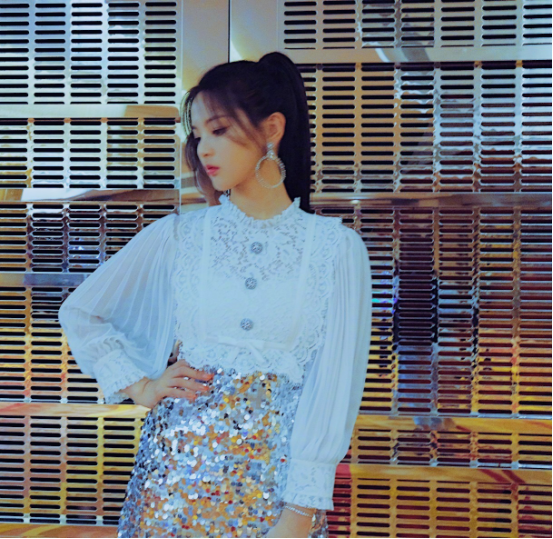 杨超越甜甜的穿搭风格尽显少女感,真是太美了