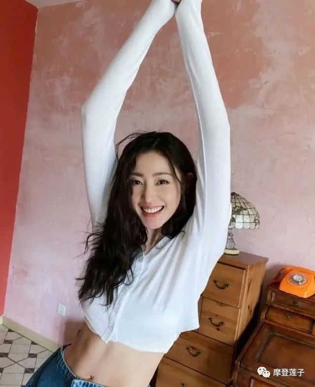 张天爱夏天穿搭太高级,水果色主调的穿搭造型清新又时尚