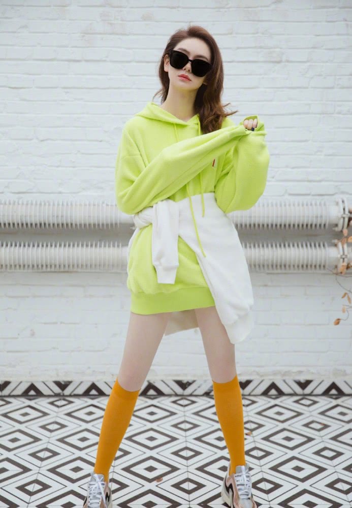 戚薇藕粉色西装套装搭配凉鞋，网友：我戚哥身材真好