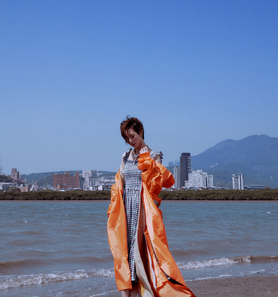 张钧甯短发太惊艳，配格子外套站海边，帅气得像换了个人