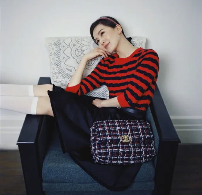 有种“变脸”叫刘诗诗化浓妆,红唇配烟熏妆五官真是绝美