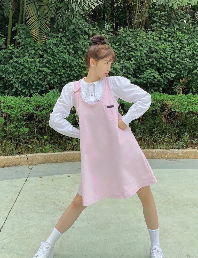 小作精虞书欣穿的“液体衣”火了，油亮亮的像要滴下来，潮爆了