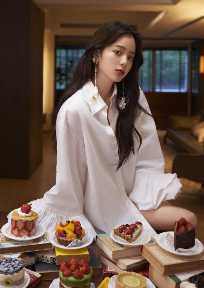 欧阳娜娜穿白衬衫女人味爆棚,想不心动都难