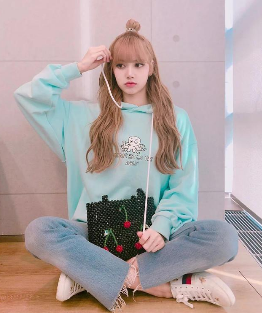 LISA只用牛仔裤也能穿出“花”,颜值高随便穿都美