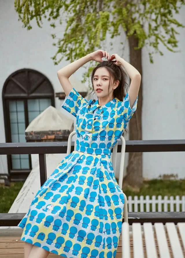 宋妍霏日常休闲搭配,复古风小蛮腰细节搭配太加分