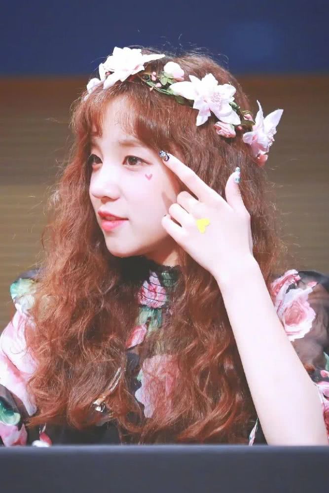 发量不够多的女人盯准这3款“小卷”就够了,披肩绑马尾都好看