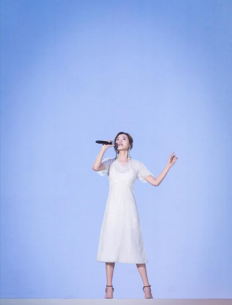 万茜白色碎钻连衣裙清丽淡雅,轻松穿出温柔气质