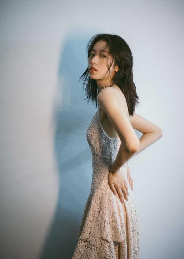 周雨彤穿抹胸上衣配高腰皮裤亮相,凸显好身材。