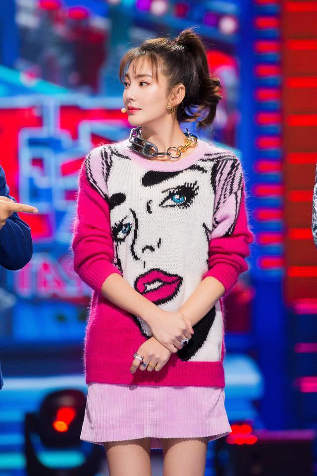 张雨绮穿西装不配阔腿裤,内搭马甲搭配半身裙,又A又炸