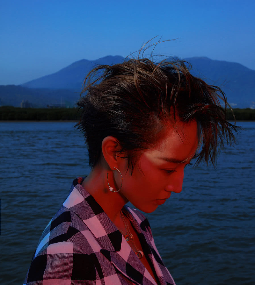 张钧甯短发太惊艳，配格子外套站海边，帅气得像换了个人