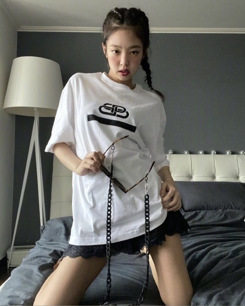 JENNIE疯狂营业更新多套穿搭,从甜美风到摇滚风,不愧是百变女孩