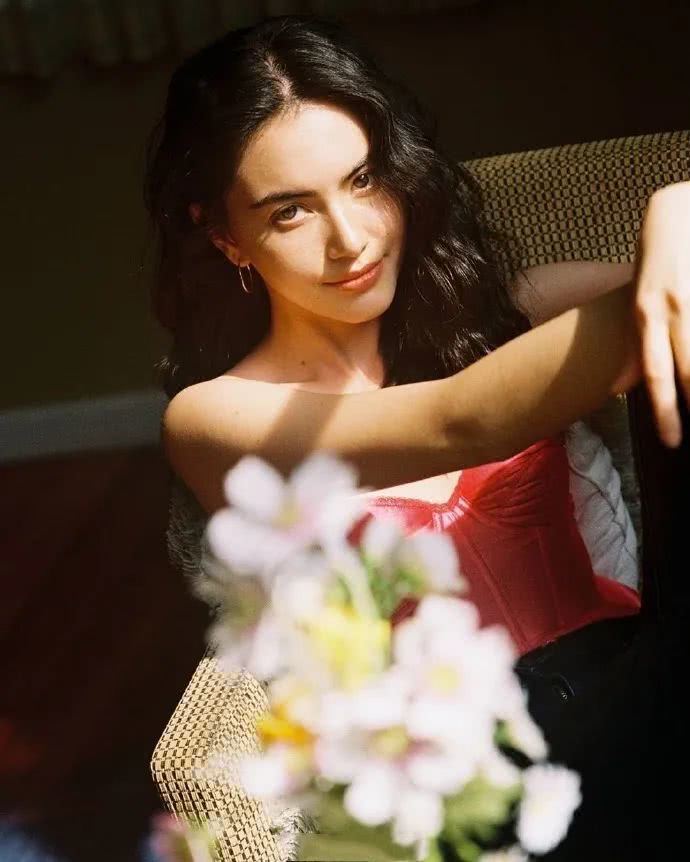 发量不够多的女人盯准这3款“小卷”就够了,披肩绑马尾都好看