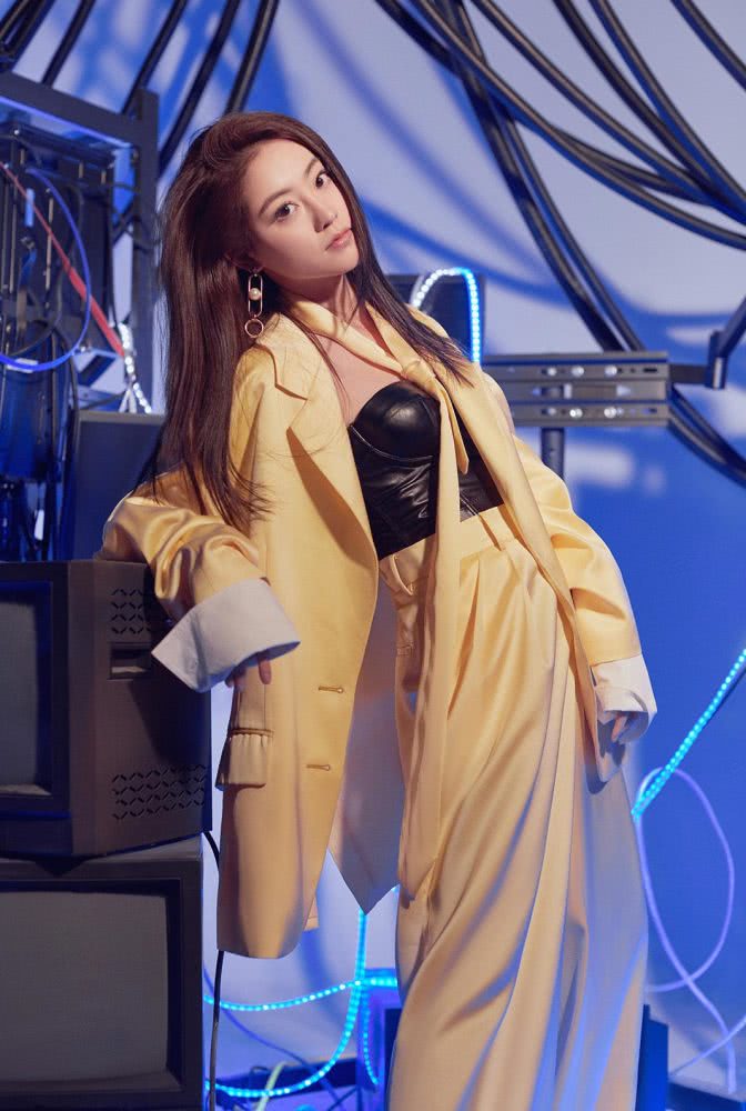 祝绪丹穿黑色裹胸秀美肌,配男友风西装性感又霸气