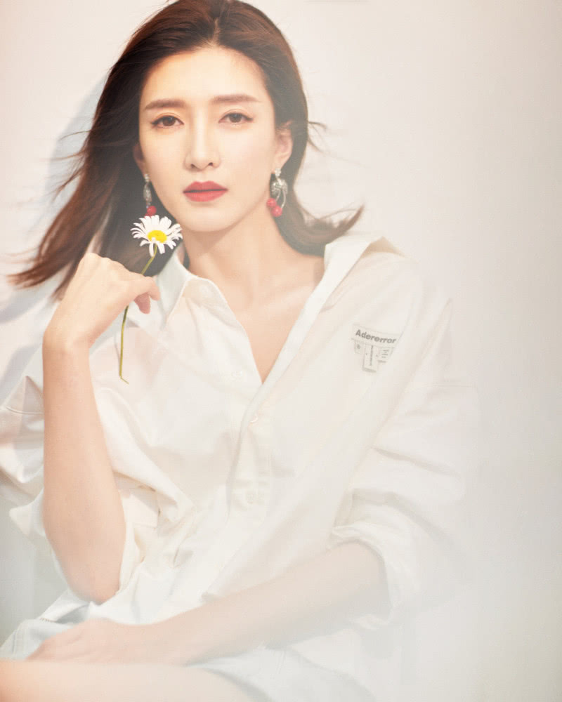 江疏影穿现代装满屏少女感,耳环真加分
