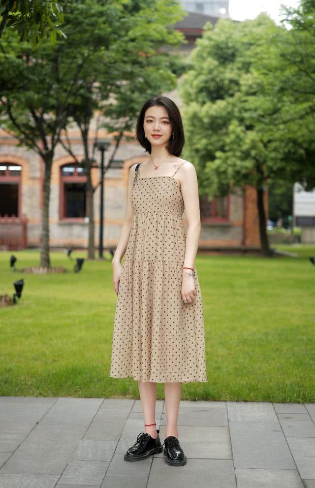 国内街拍：夏天不穿裙子出门真对不起自己，小仙女们要来“炸街”了