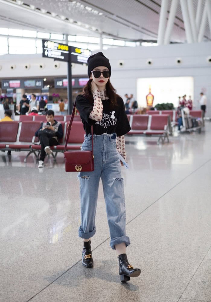 戚薇藕粉色西装套装搭配凉鞋，网友：我戚哥身材真好