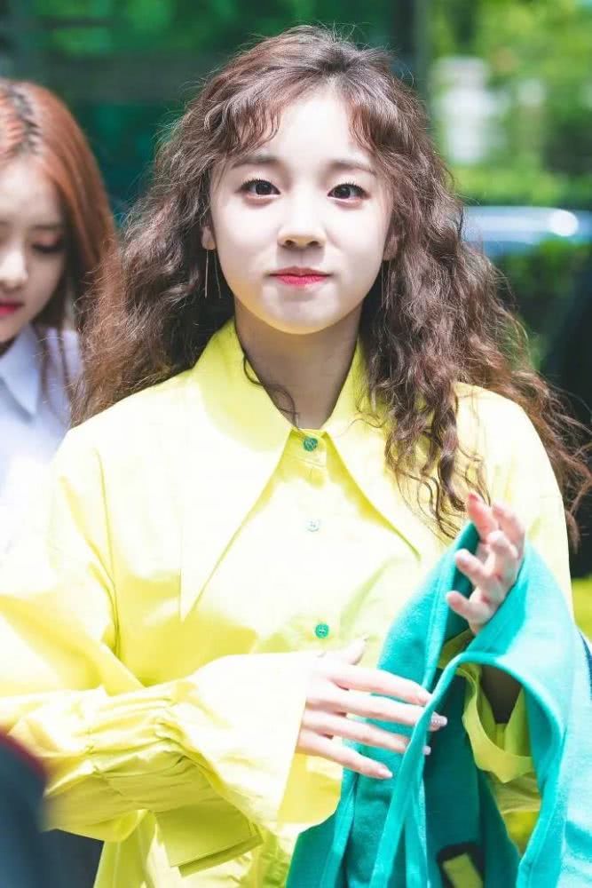 发量不够多的女人盯准这3款“小卷”就够了,披肩绑马尾都好看