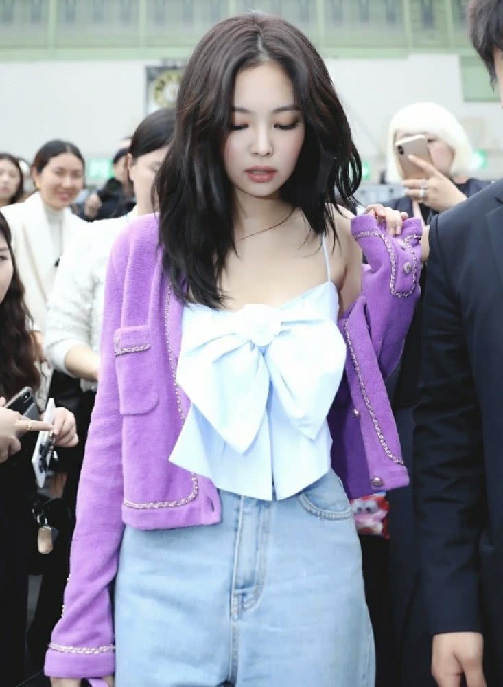 JENNIE疯狂营业更新多套穿搭,从甜美风到摇滚风,不愧是百变女孩