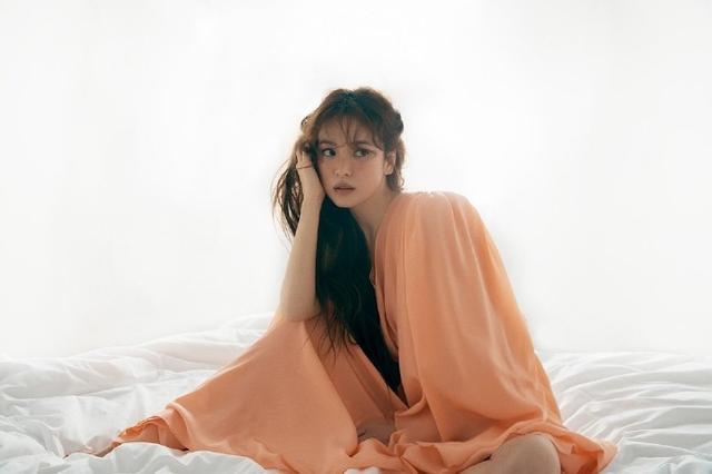 宋慧乔杂志大片曝光,羊毛卷配空气刘海性感妩媚,从容又慵懒