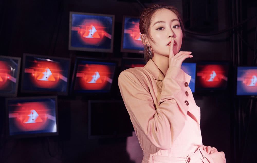 祝绪丹穿黑色裹胸秀美肌,配男友风西装性感又霸气