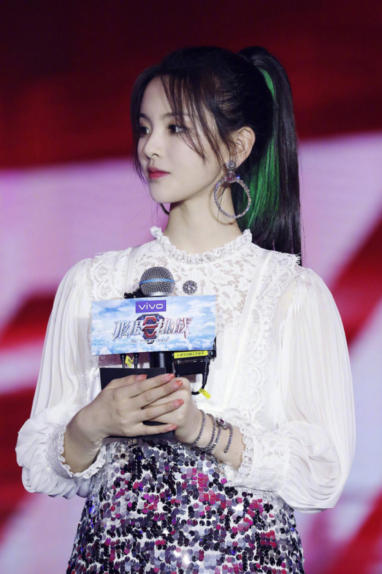 杨超越甜甜的穿搭风格尽显少女感,真是太美了