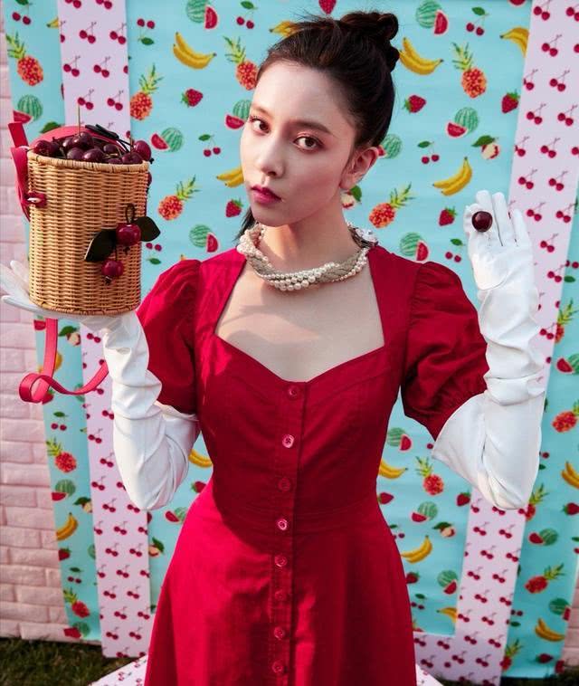 宋妍霏杂志拍摄高级感十足,网友:被演戏耽误的时尚博主