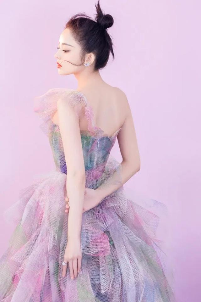 古力娜扎穿花仙子长裙惊艳!肤白红唇娇嫩香肩诱人