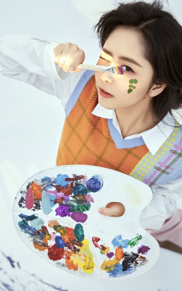 谭松韵最新照片造型甜美清新少女感十足，说18岁也会信