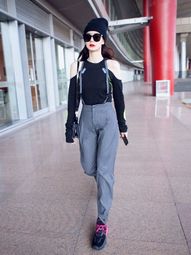 戚薇藕粉色西装套装搭配凉鞋，网友：我戚哥身材真好