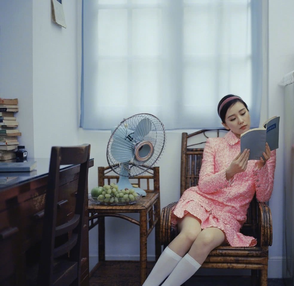 刘诗诗最新杂志大片曝光,戴多色发箍演绎小清新复古风,状态完美