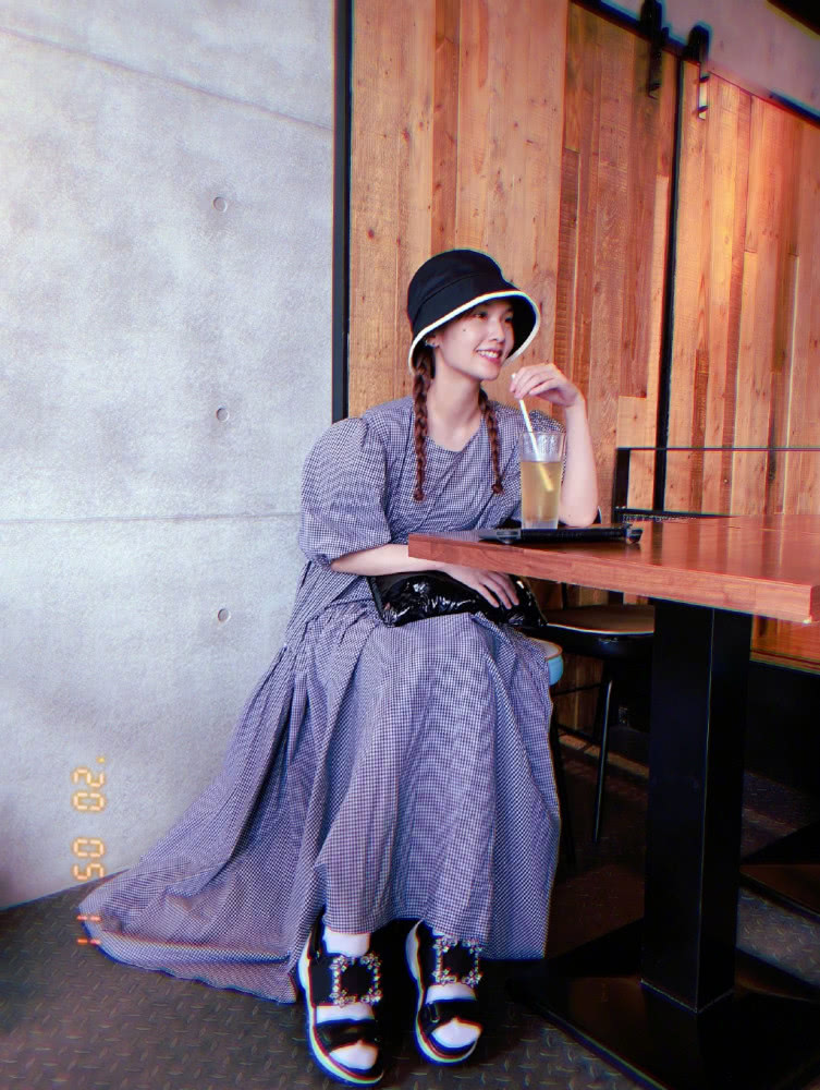 杨丞琳麻花辫配灯笼袖裙,嫩成18岁少女