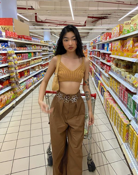 越南时尚博主凭借身材和穿搭圈粉,却被说是土味时尚?