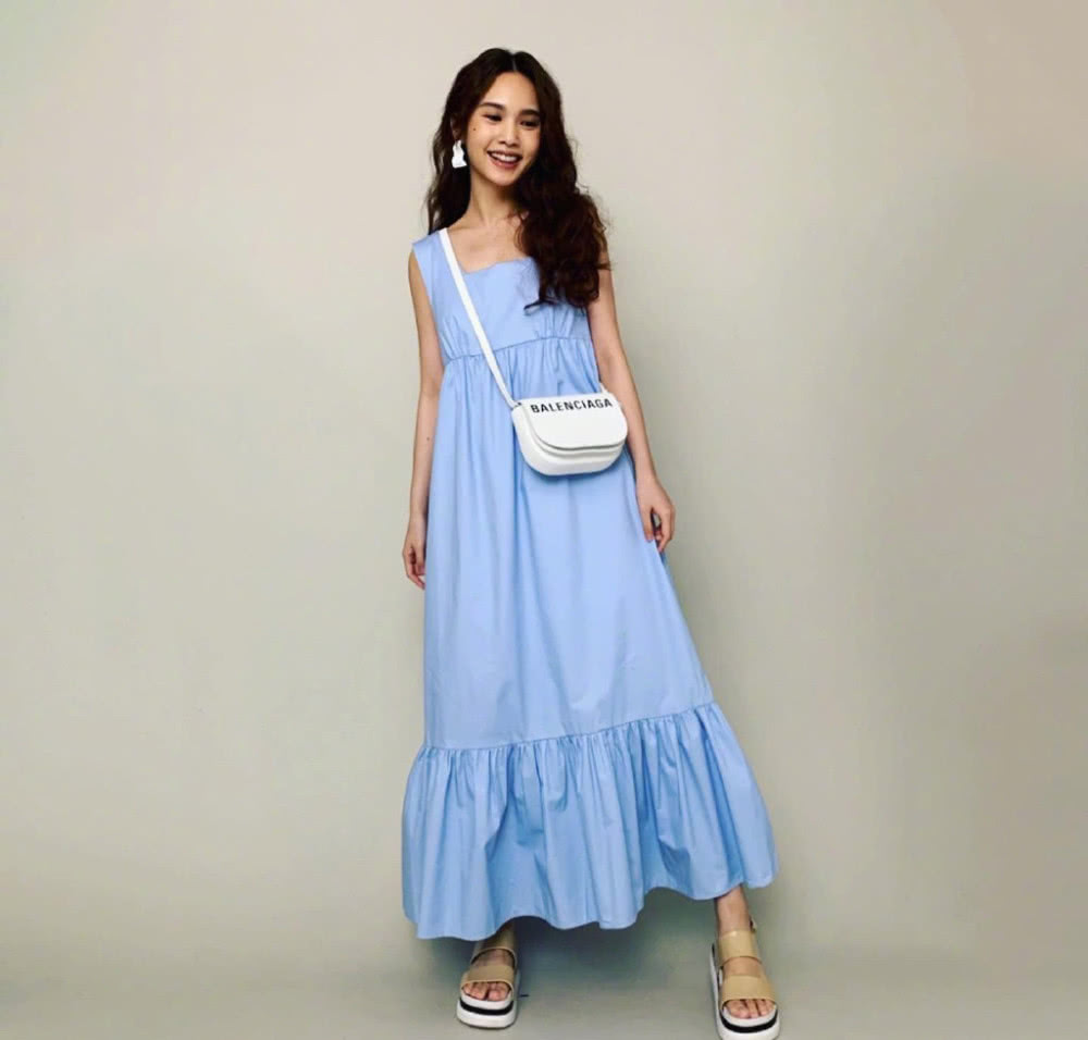 杨丞琳麻花辫配灯笼袖裙,嫩成18岁少女