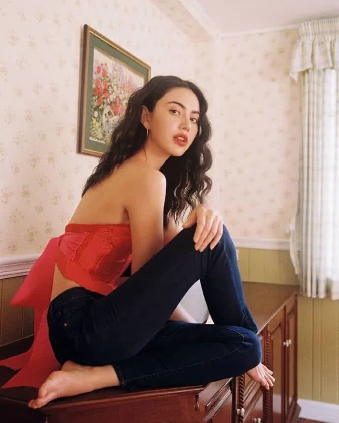 发量不够多的女人盯准这3款“小卷”就够了,披肩绑马尾都好看