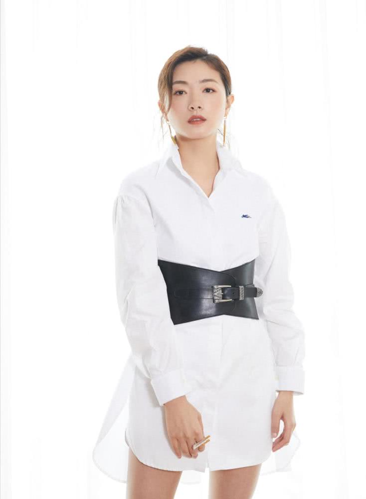 万茜白色碎钻连衣裙清丽淡雅,轻松穿出温柔气质