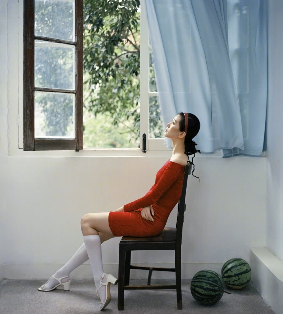 刘诗诗最新杂志大片曝光,戴多色发箍演绎小清新复古风,状态完美