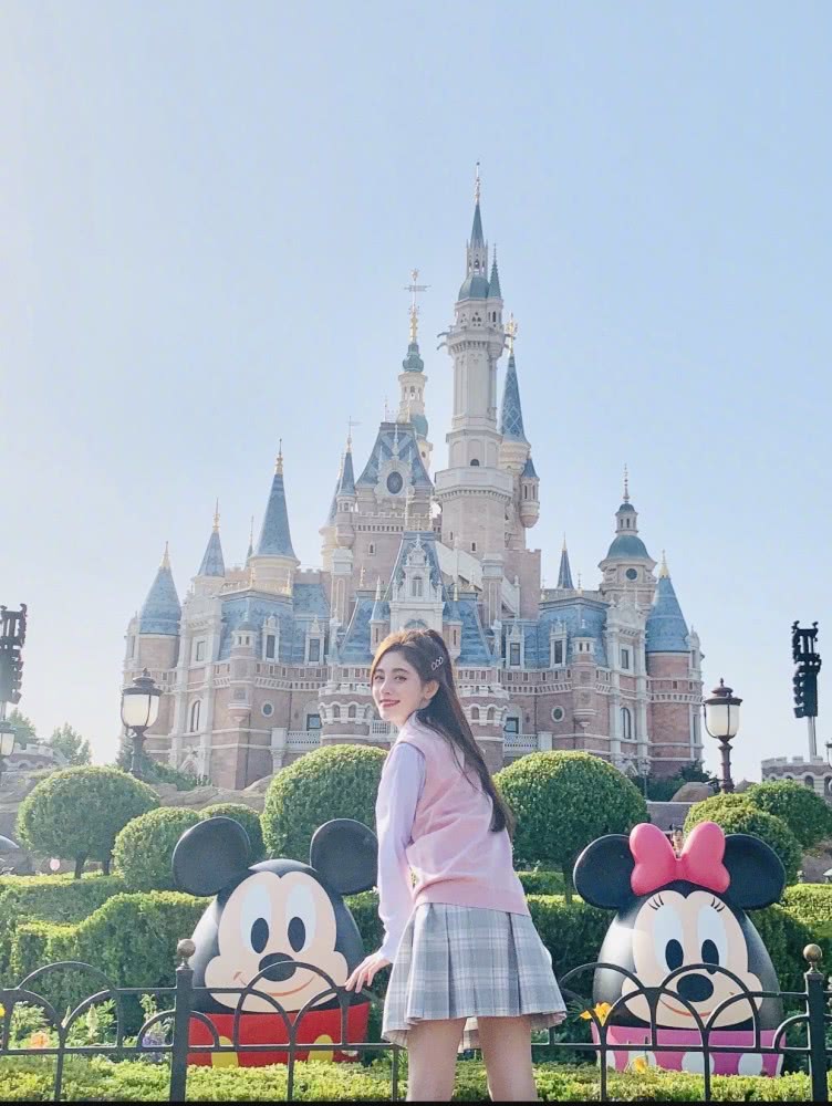 鞠婧祎去迪士尼像回自己家?穿JK制度秀美腿,P图技术太差变网红脸