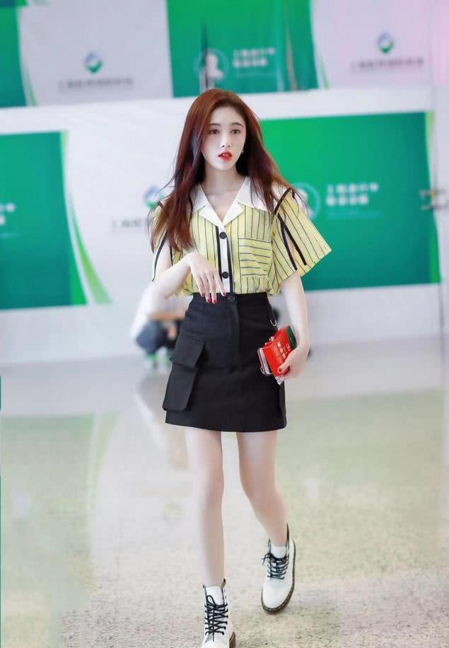 鞠婧祎机场街拍,小个子有大长腿离不开半身裙的功劳